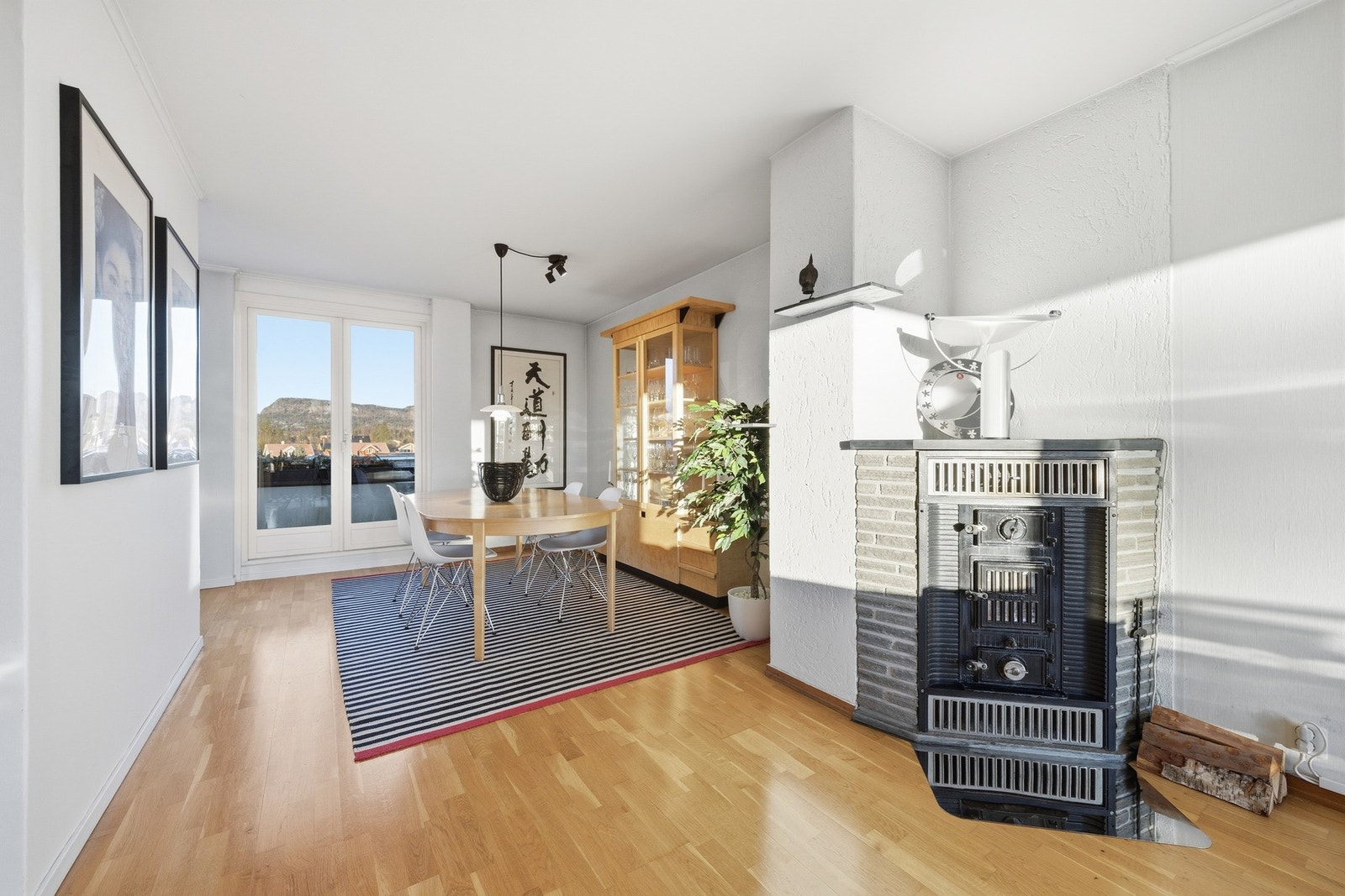 I tilknytning til stue- og spisestuedelen er det peis som bidrar med både varme og hygge på kjølige dager. Galleribilde