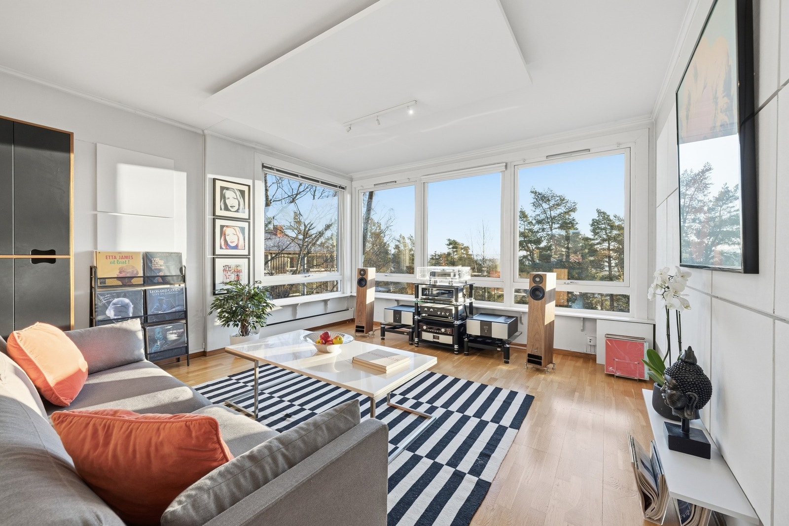 Leiligheten har en stor og lys stue med god plass til sofa, TV og tilhørende møblement. Galleribilde