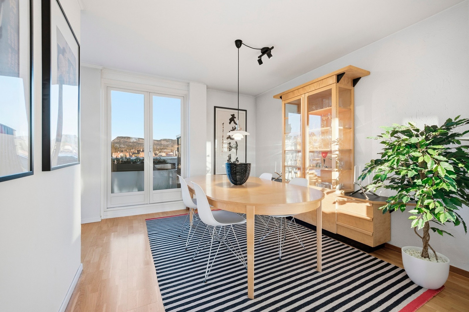 Leiligheten har god plass til en spisestue. Galleribilde