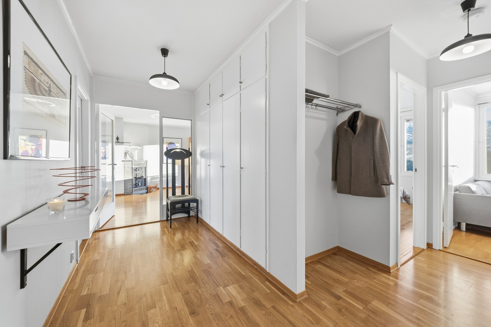 Velkommen inn! - Leiligheten har en romslig entre med gode oppbevaringsløsninger for sko og yttertøy. Galleribilde