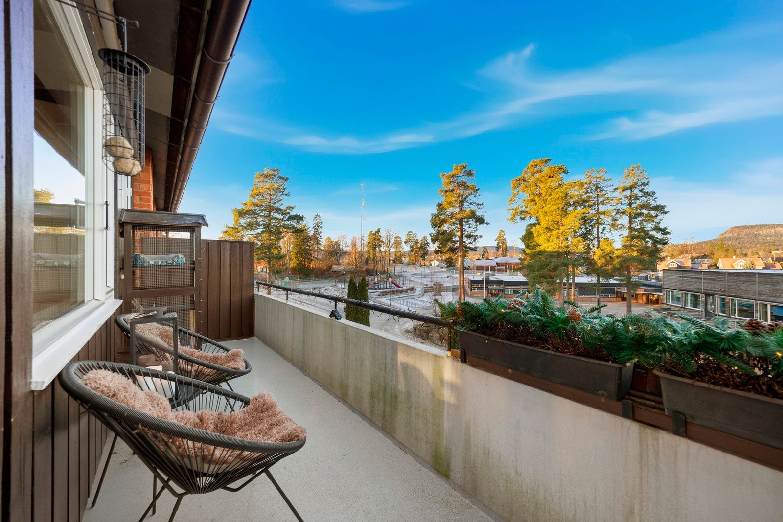 En lekker, gjennomgående 4-roms toppleilighet beliggende i frodige og grønne omgivelser med god intern beliggenhet på populære Høvik. Galleribilde