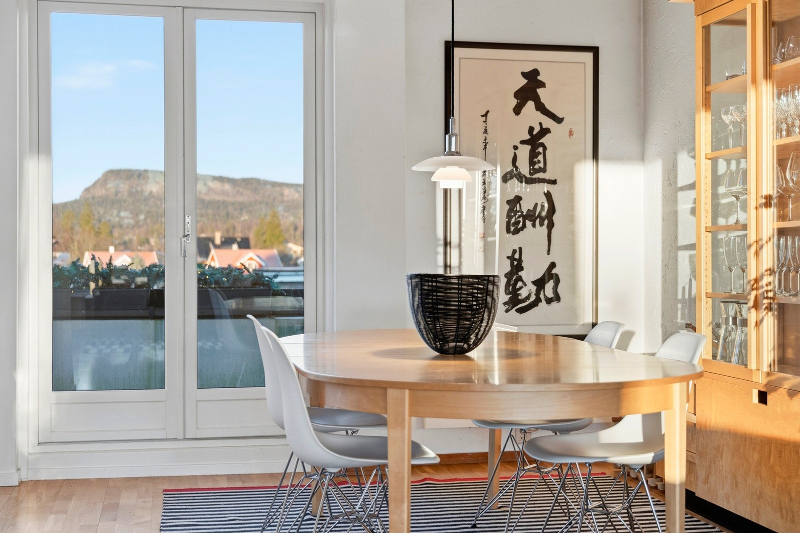 Spisestuedelen har direkte utgang til en solrik balkong med flott utsikt over Kolsåstoppen. Galleribilde