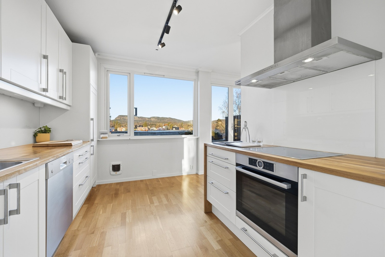 kjøkkenet har en delvis åpen løsning ut mot spisestuen som skaper en større sosial sone - Perfekt for deg som vil verte opp for venner og familie! Galleribilde