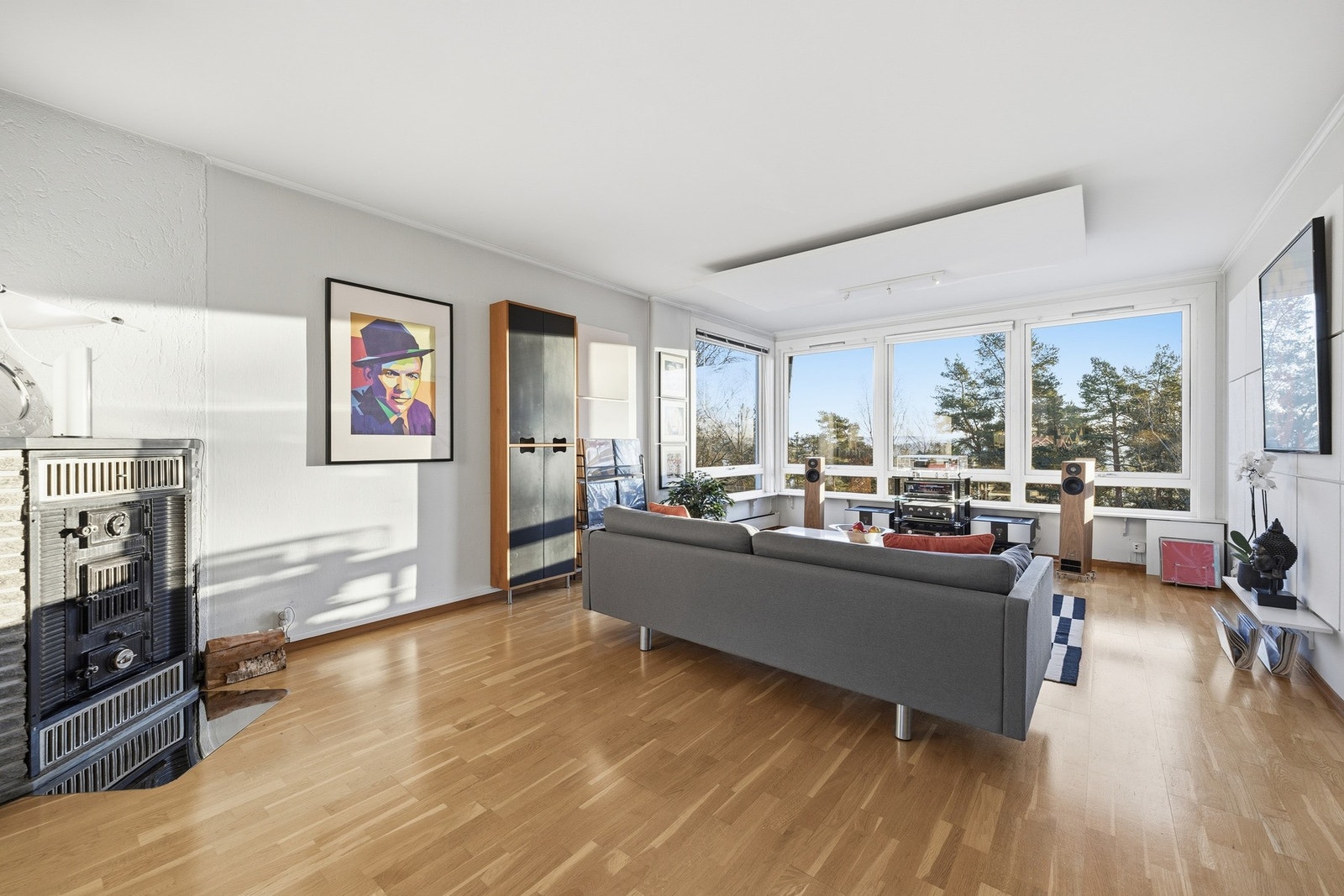 De store vindusflatene skaper en svært lys og innbydende atmosfære. Galleribilde