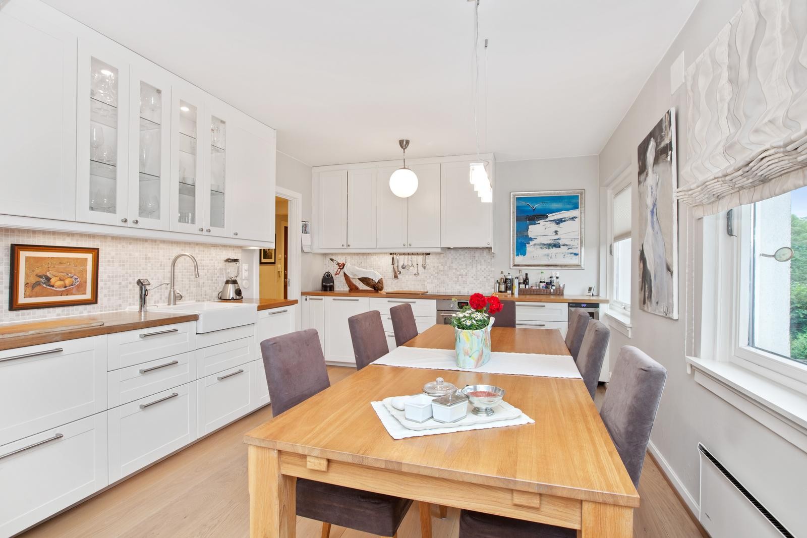 Romlig kjøkken med åpning mot stua. Galleribilde