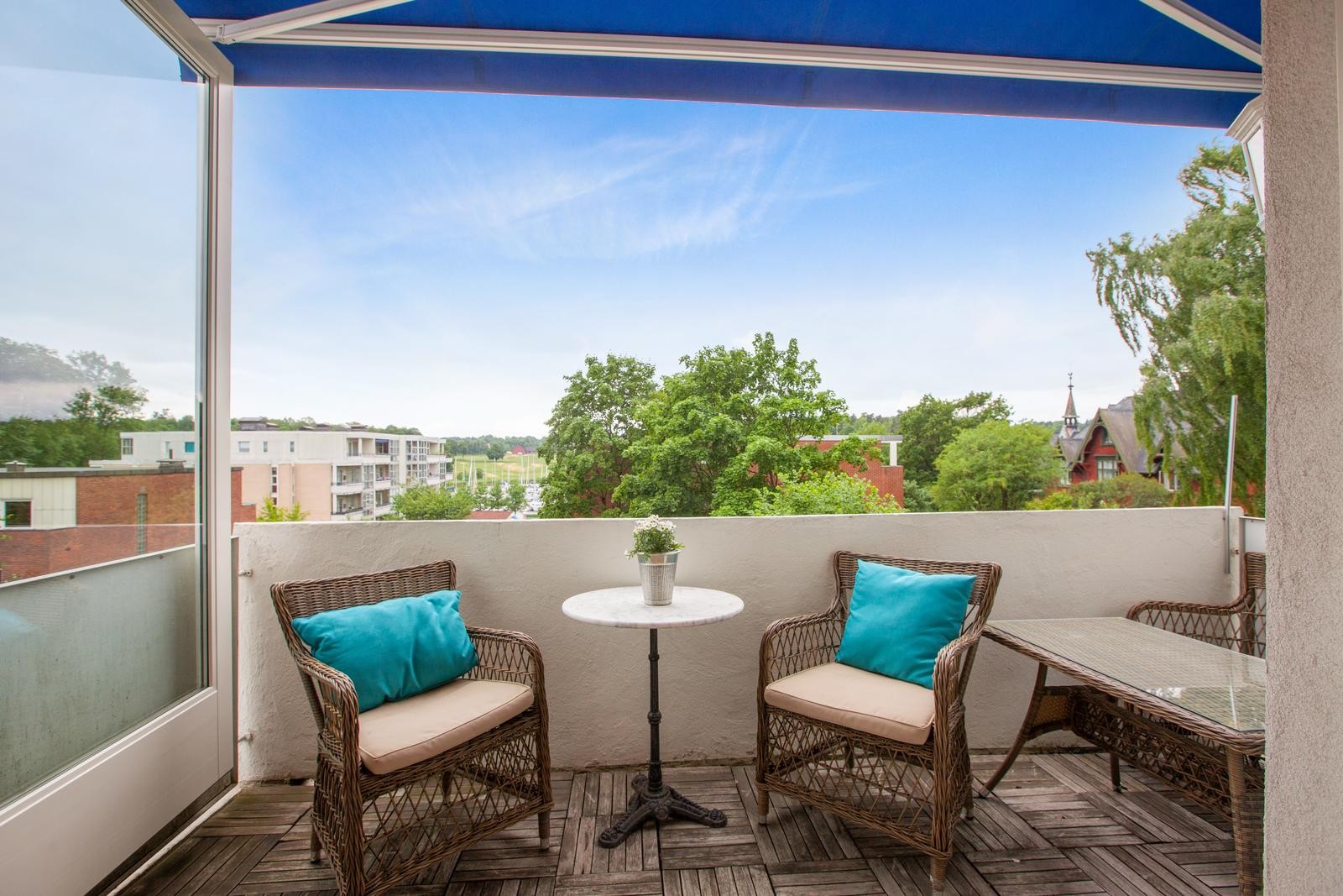 Romslig balkong med sittegruppe. Galleribilde