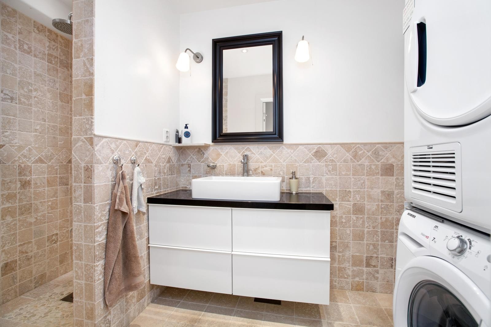 Flislagt, pent bad med vaskemaksin og tørketrommel Galleribilde