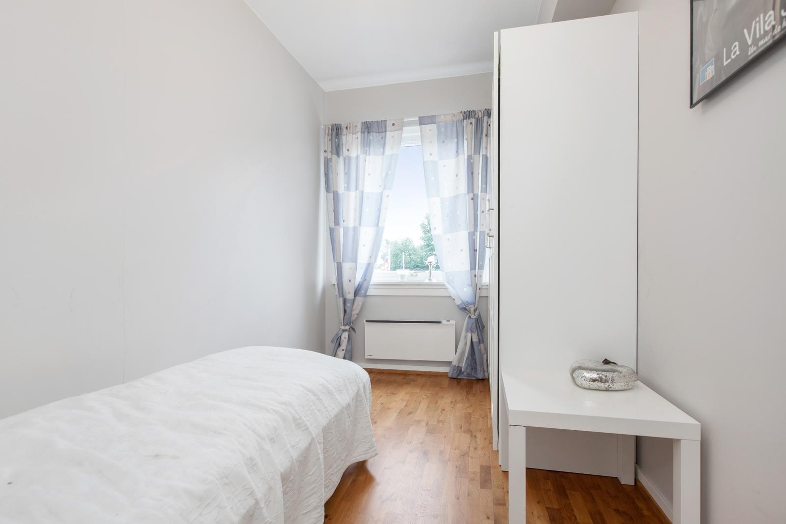 Soverom 2 med stort garderobeskap. Galleribilde