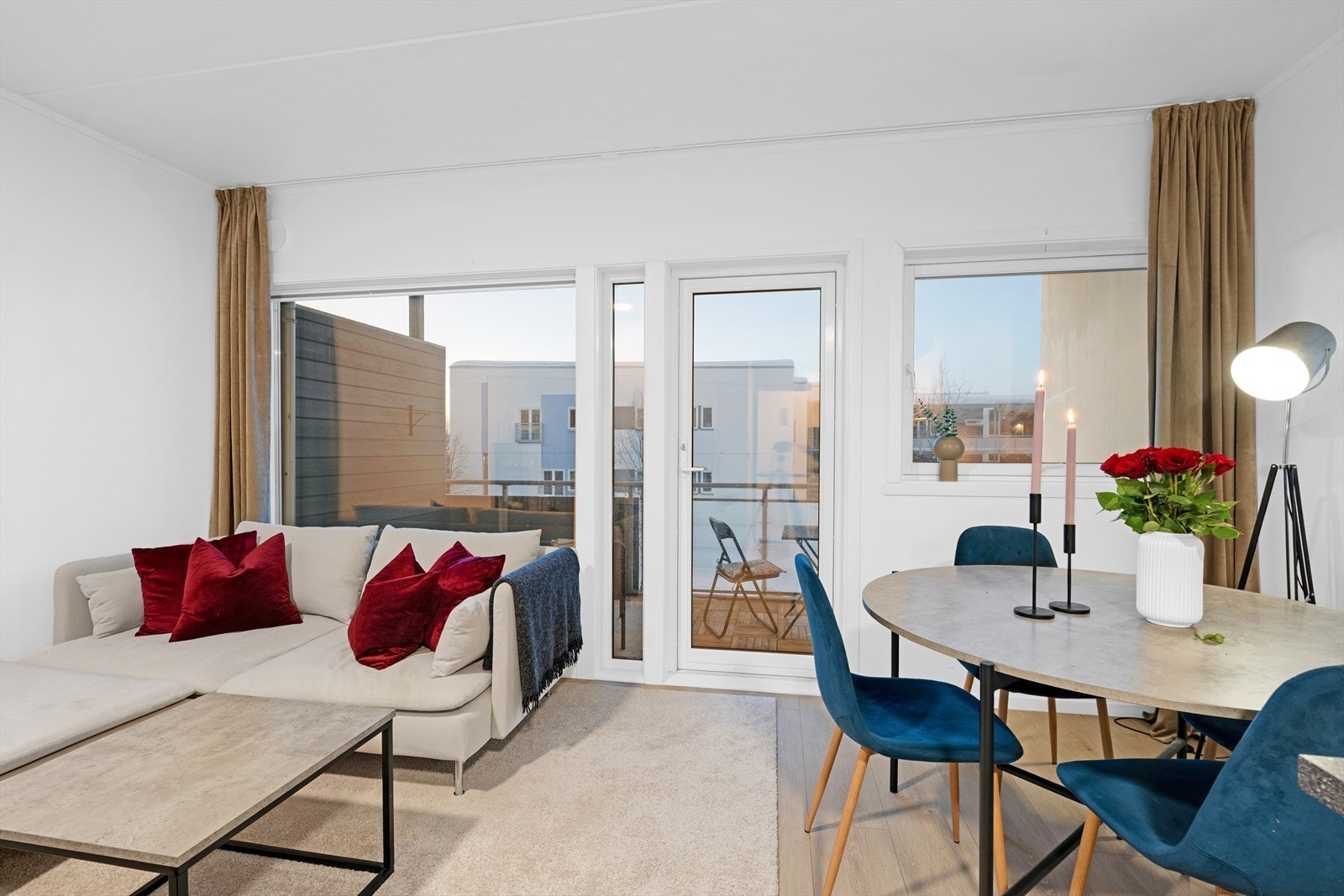 Fra stuen er det direkte utgang til solrik balkong med gode utsiktsforhold. Galleribilde