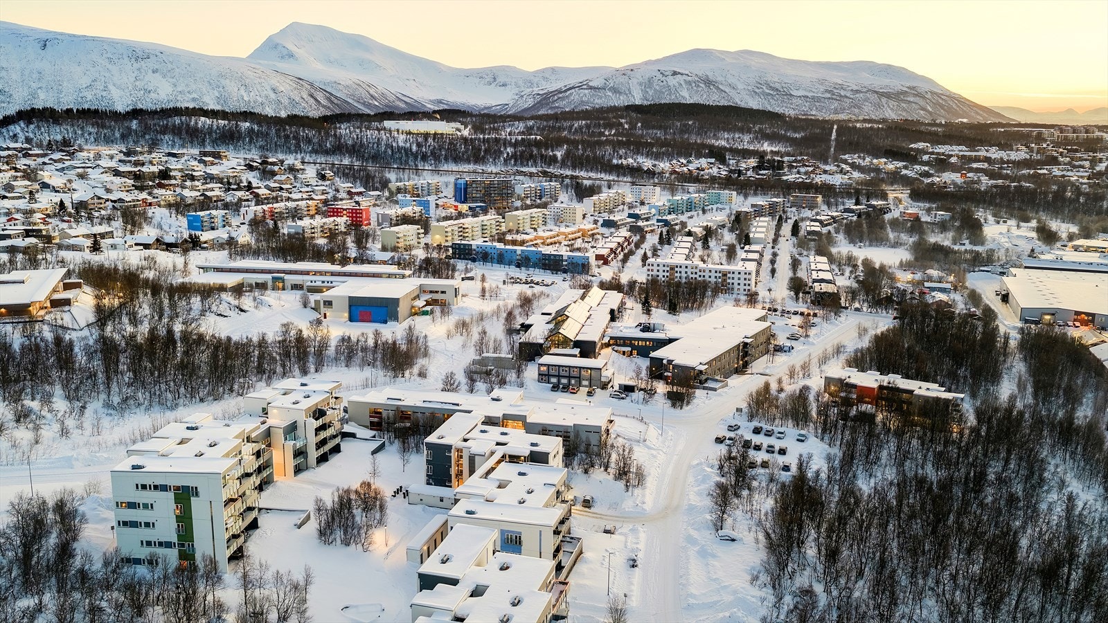 Leiligheten har en sentralt plassering med kort veg til skoler, barnehager og dagligvarebutikker. Galleribilde