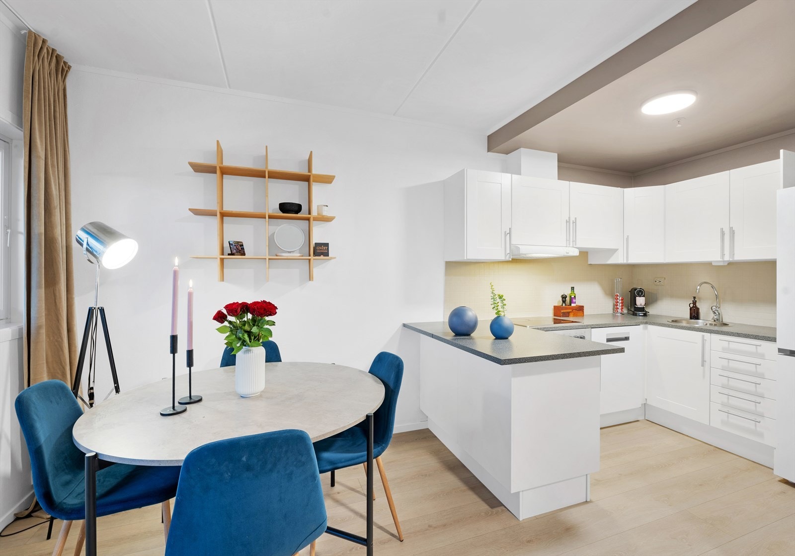 Spisegruppen finner sin naturlige plass like ved kjøkkenet. Galleribilde