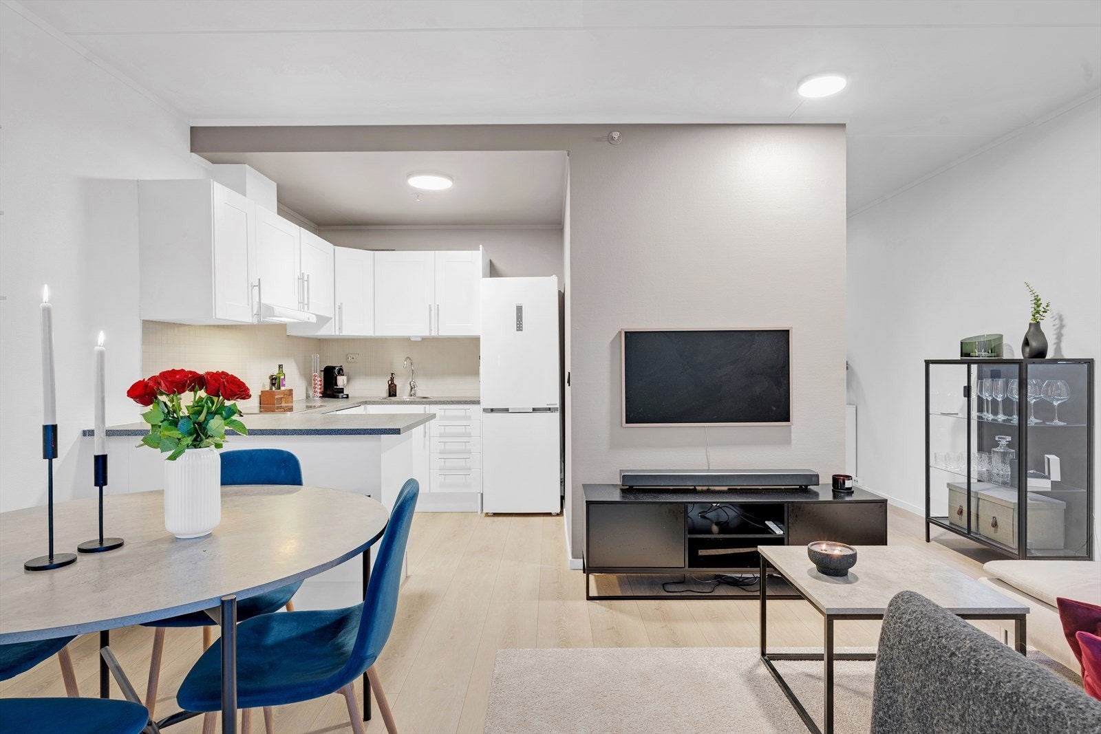 Kjøkken og stue i åpen løsning som sikrer en luftig og sosial atmosfære. Galleribilde