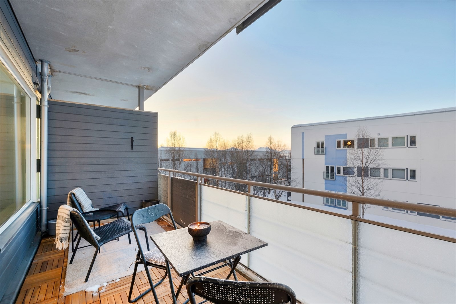 Romslig balkong med god plass til utemøbler. Galleribilde