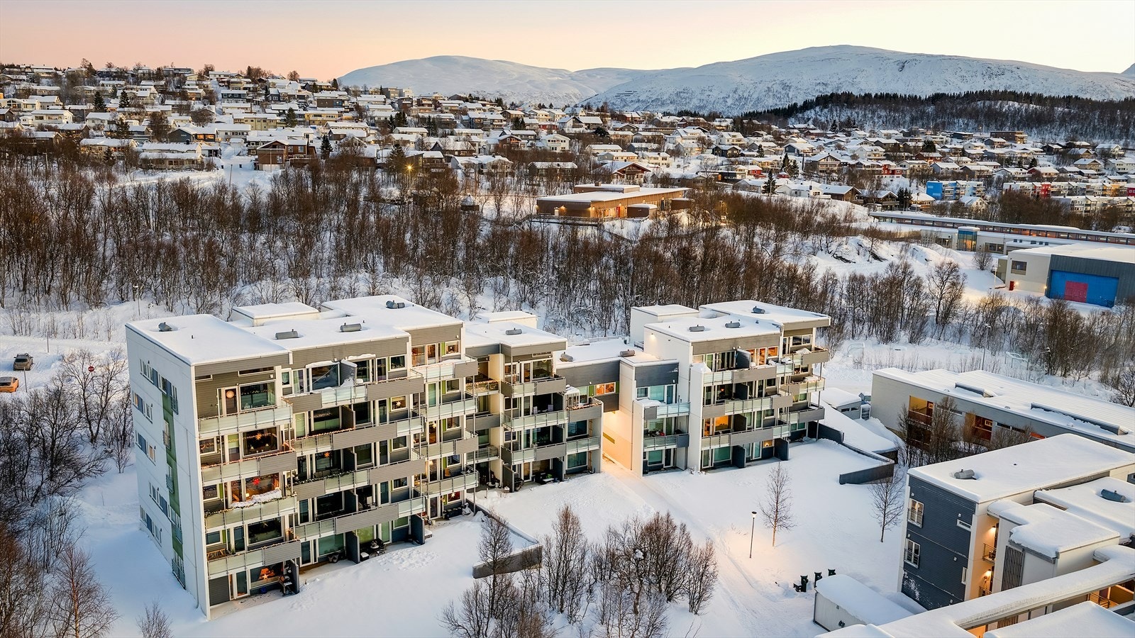 Vestre Mortensnes borettslag er et godt driftet borettslag med sunn økonomi, og er medlem av sikringsordning. Galleribilde