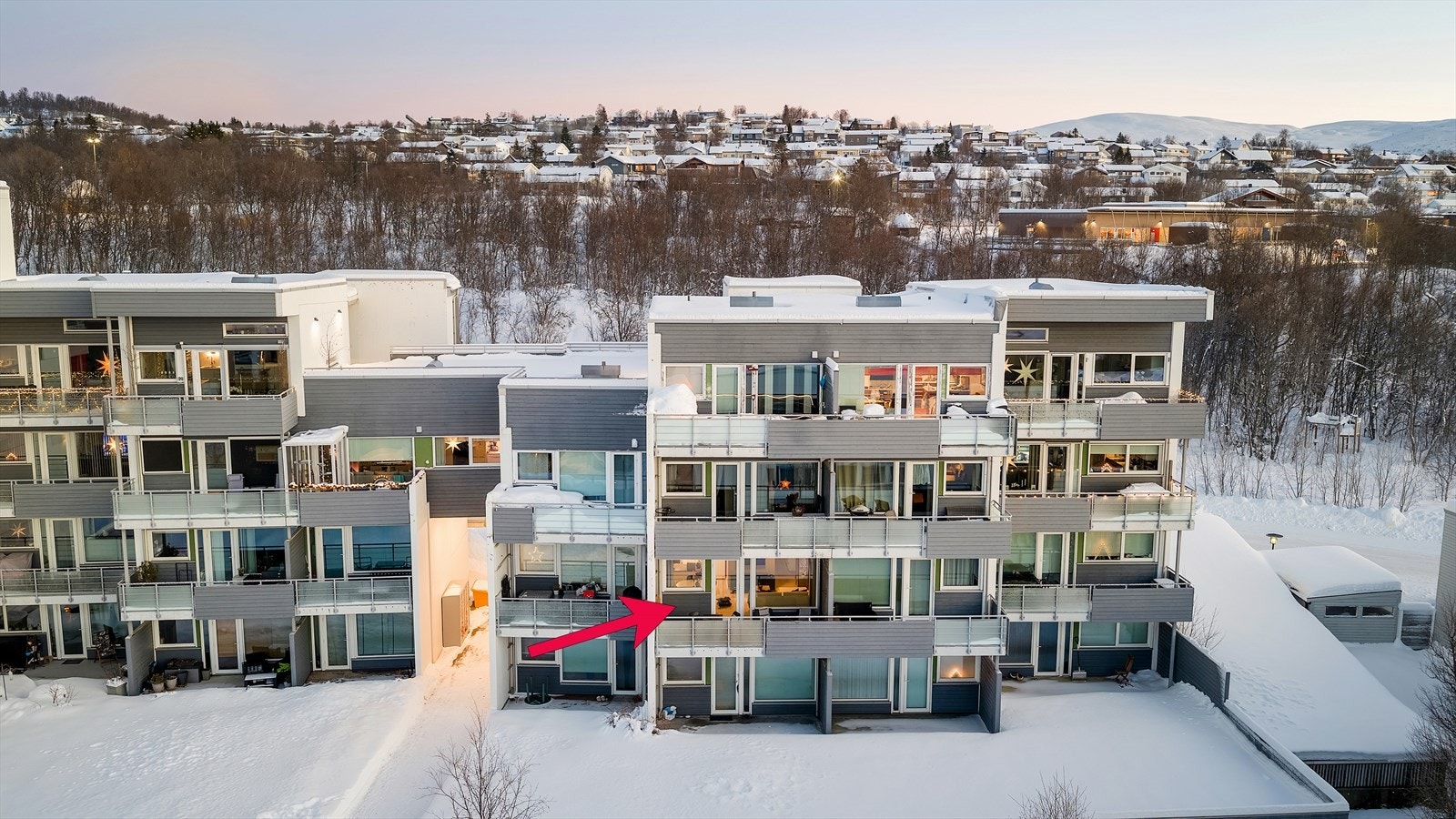 Leiligheten har beliggenhet i 2. etasje med heis i bygget som sikrer enkelt adkomst mellom etasjene. Galleribilde