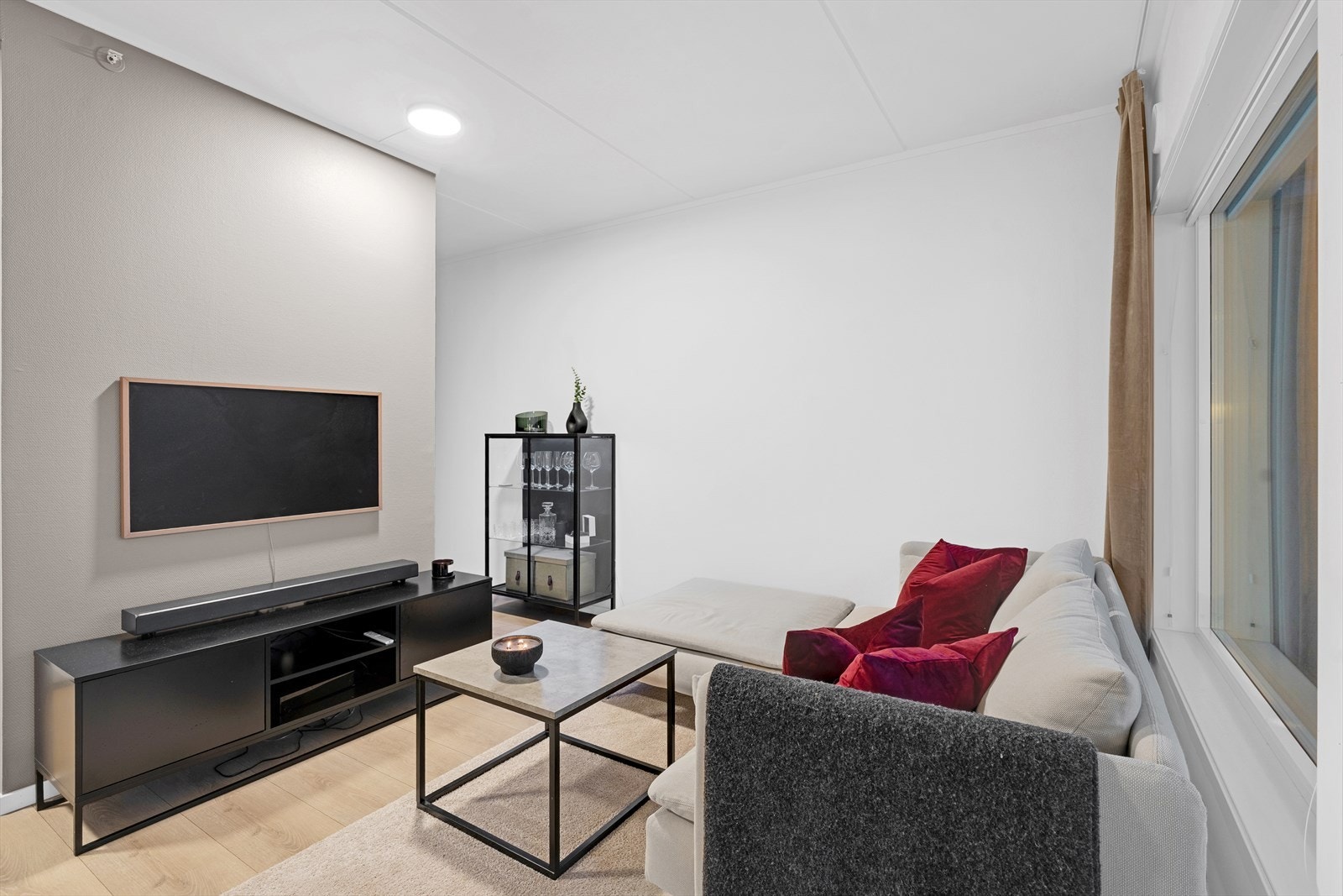 Stue gjennomført i et lyst og behagelig fargevalg som sikrer en innbydende atmosfære. Galleribilde