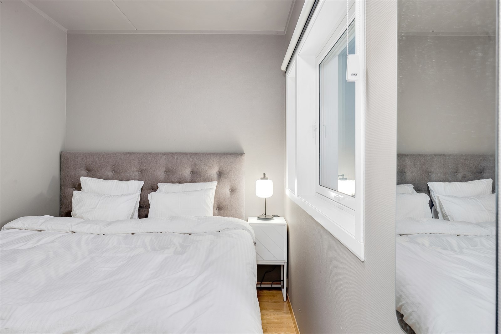 Romslig soverom med god plass til stor seng. Galleribilde