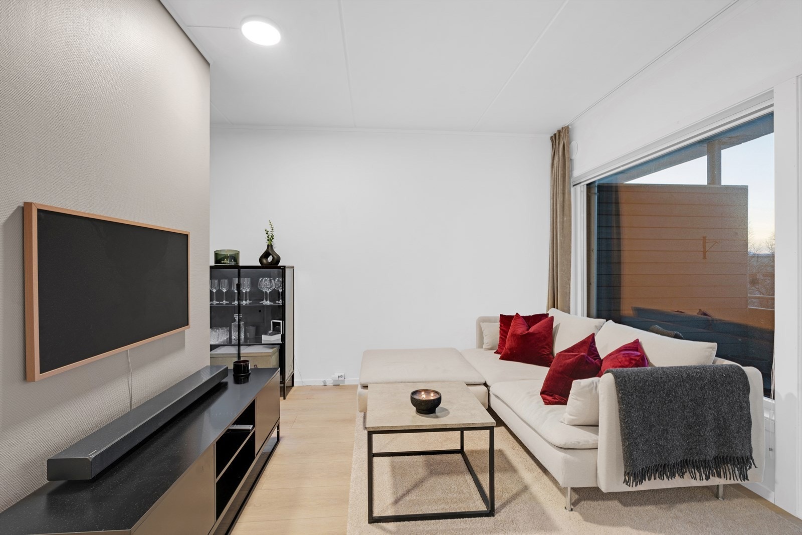 Flott og innholdsrik 2-roms med moderne standard, garasjeplass og solrik balkong med nydelig utsikt! Galleribilde