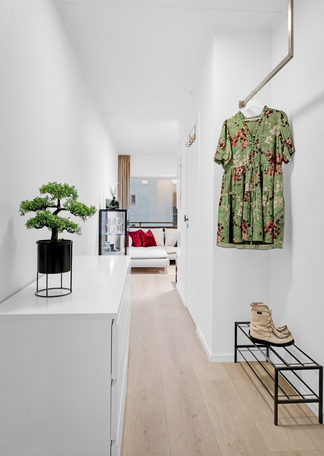 Velkommen inn! Lys og fin entré med praktisk oppheng for yttertøy. Galleribilde