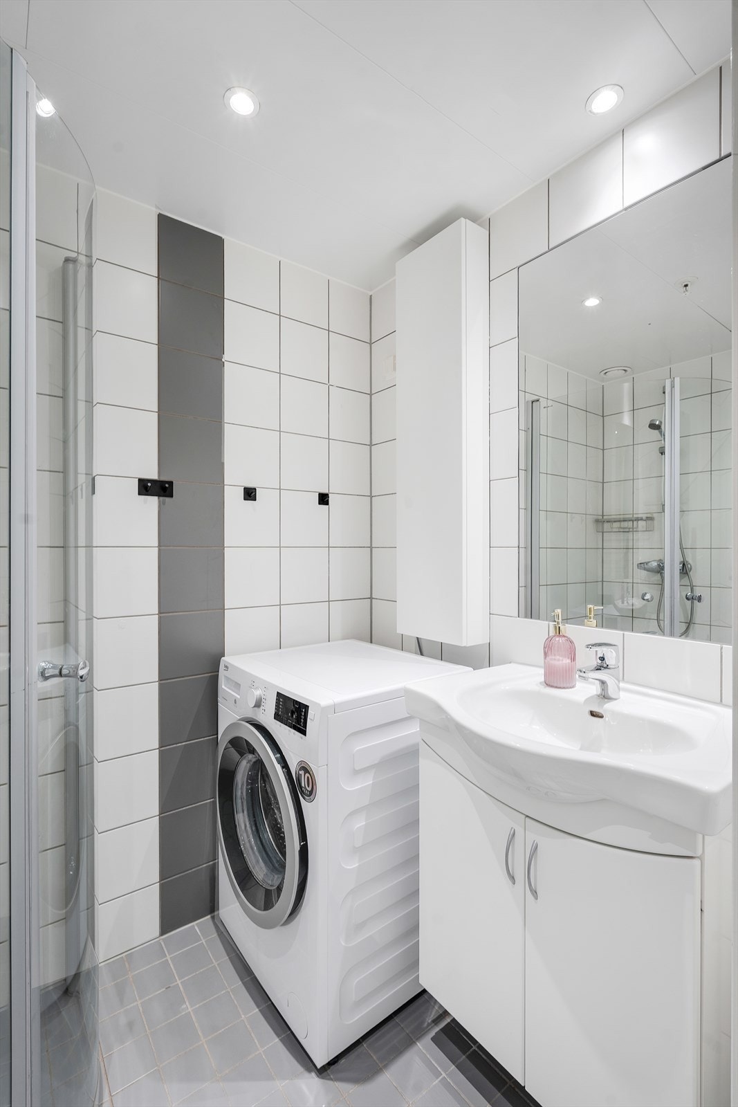 Komplett flislagt bad med varmekabler i gulv. Galleribilde