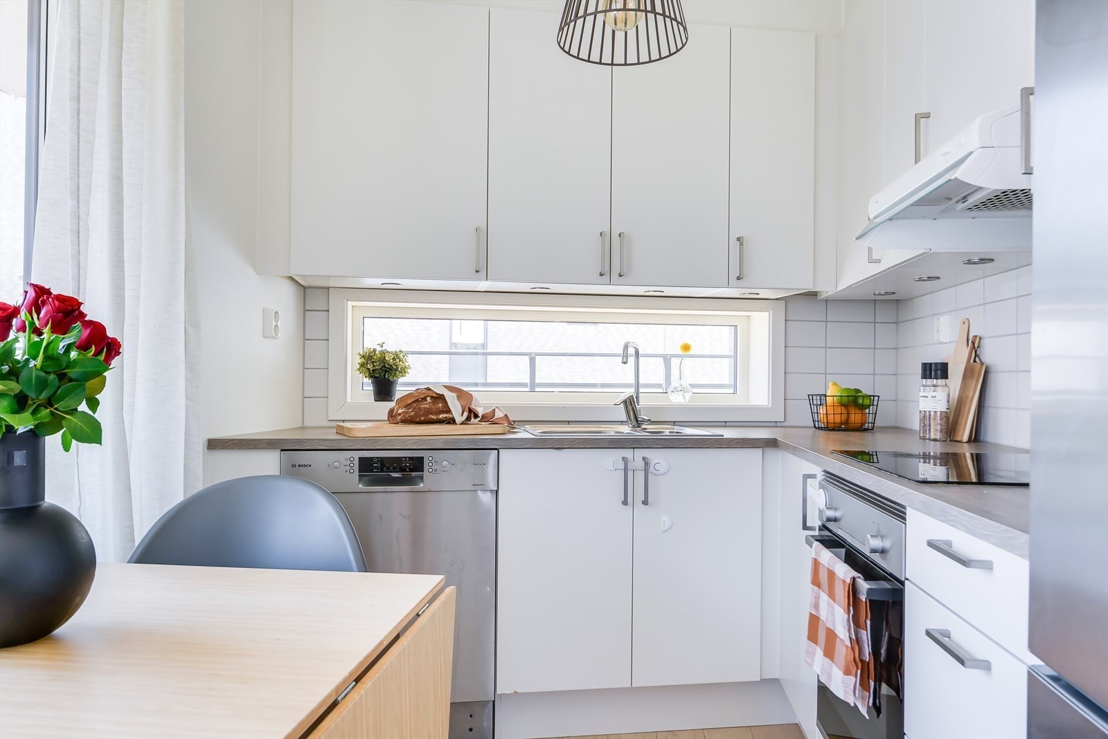 Kjøkken. Oppvaskmaskin, komfyr med koketopp og kombiskap følger med. Galleribilde