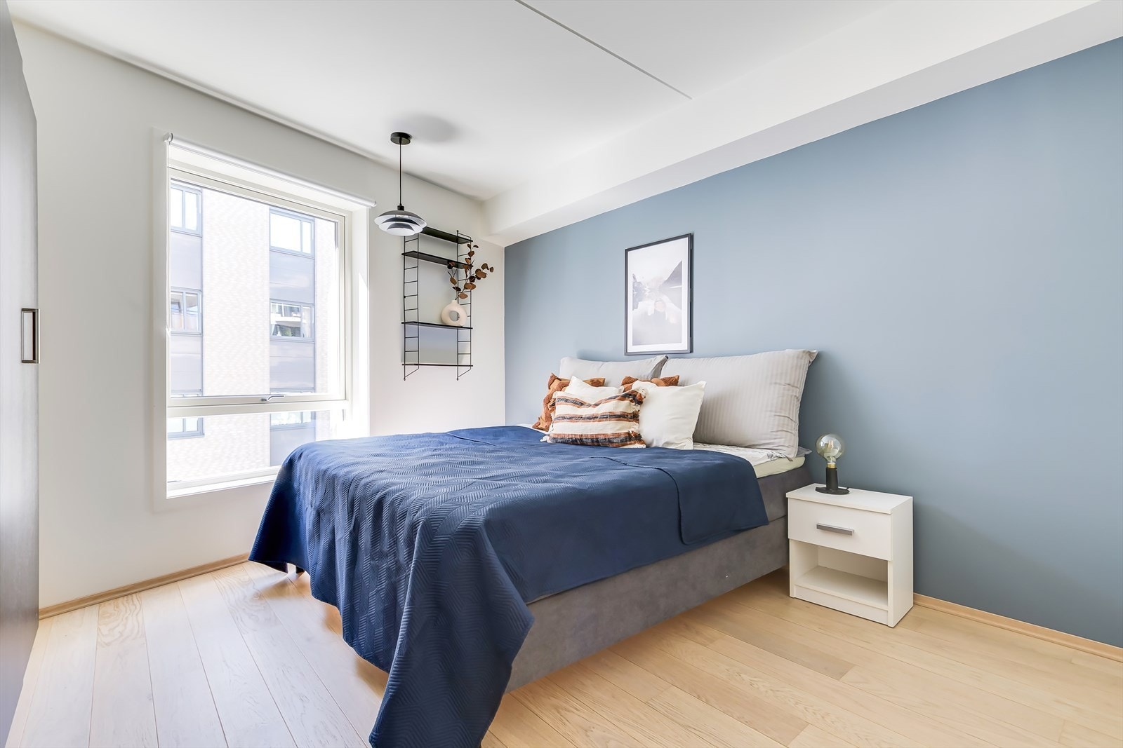 Soverom 1. Romslig soverom med plass til dobbeltseng. Galleribilde