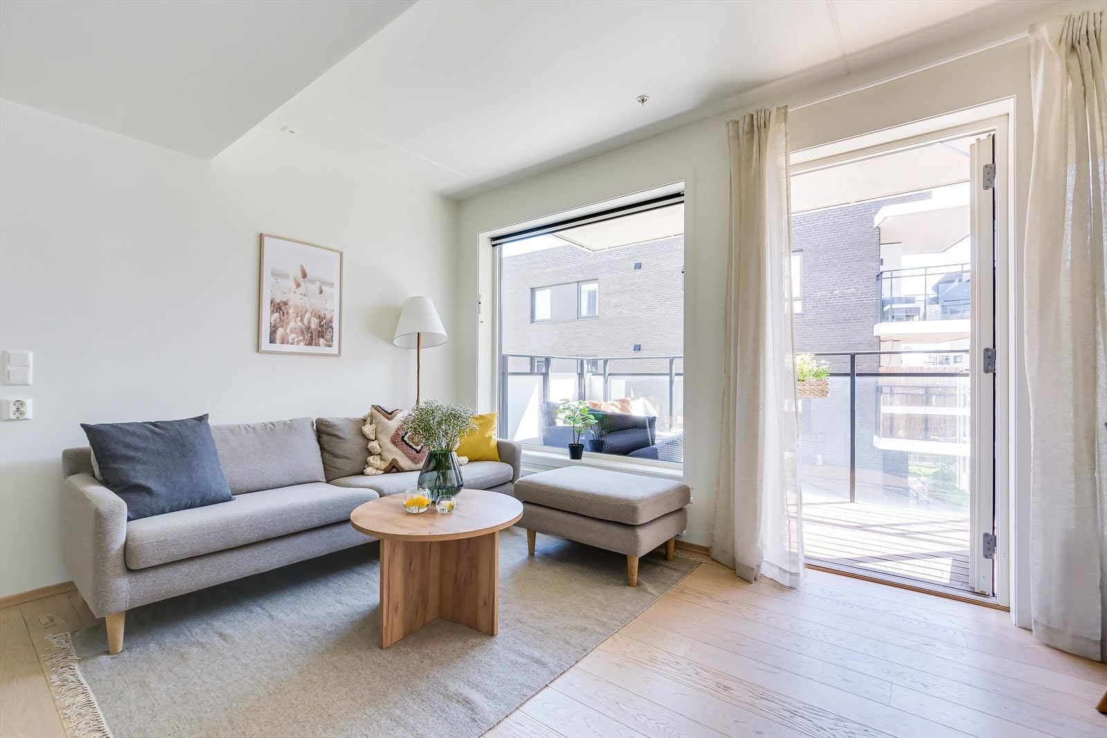 Stuen fører ut til stor balkong ca 14 kvm. Galleribilde