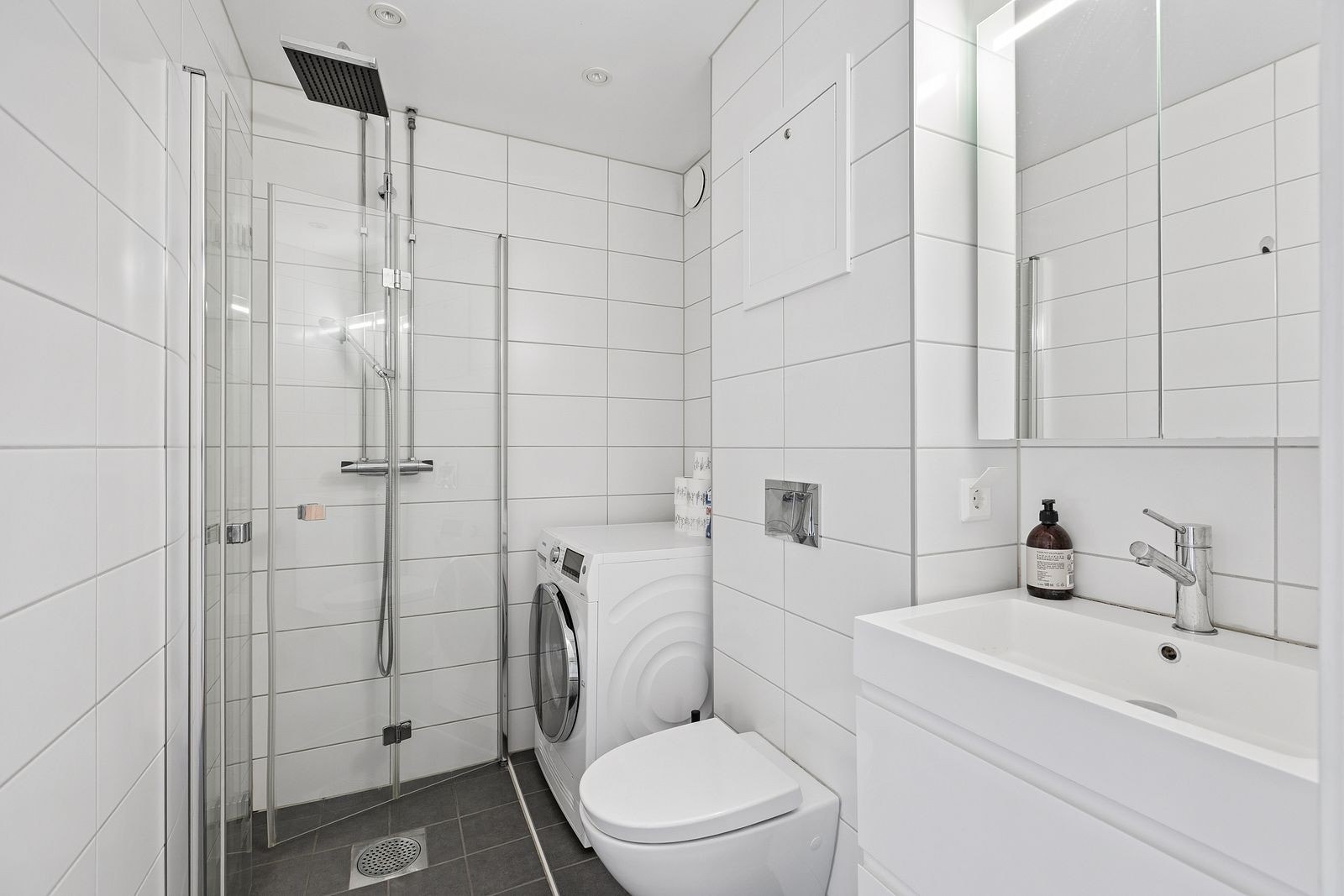 Bad med downlights, varmekabler i gulvet og vaskemaskin. Galleribilde