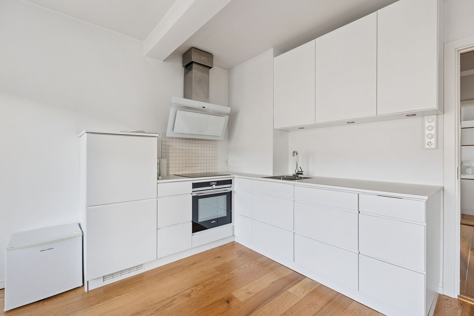 Nyere kjøkken med integrerte hvitevarer. Galleribilde