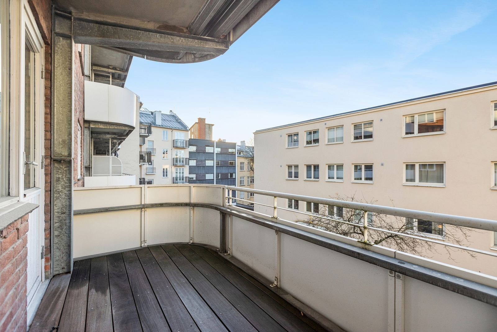 Romslig balkong med gode solforhold Galleribilde