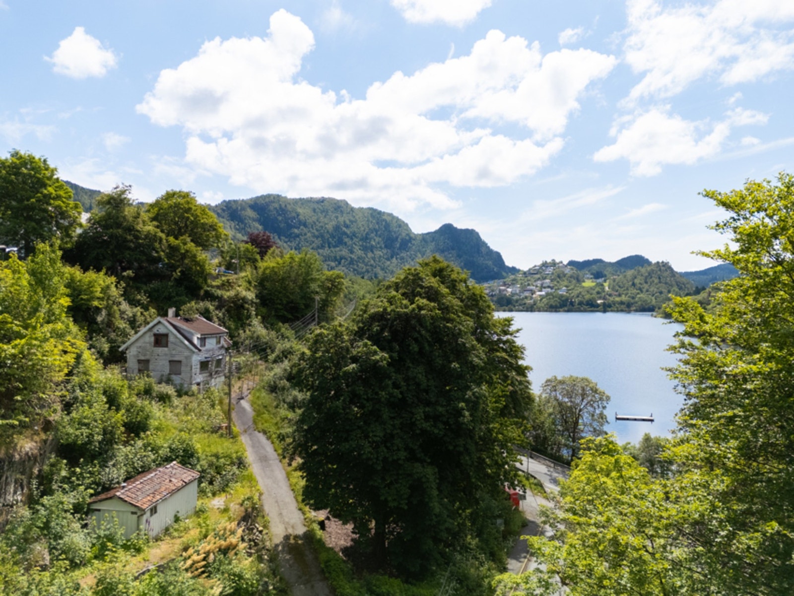 Det er fin utsikt mot Gravdalsvatnet og over nærområdet. Galleribilde