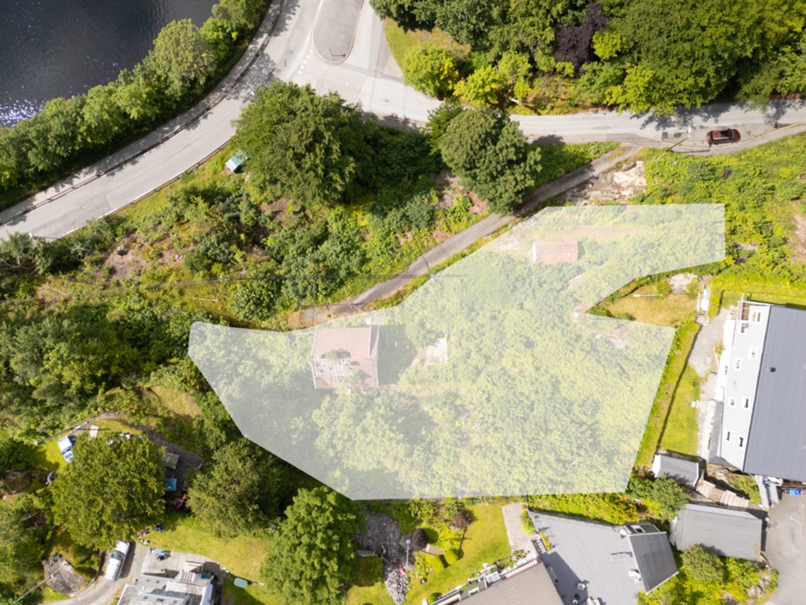 Boligen på tomten er i en fatning som anses og ikke ha noe teknisk verdi og den behøver omfattende restaurering eller riving. Galleribilde