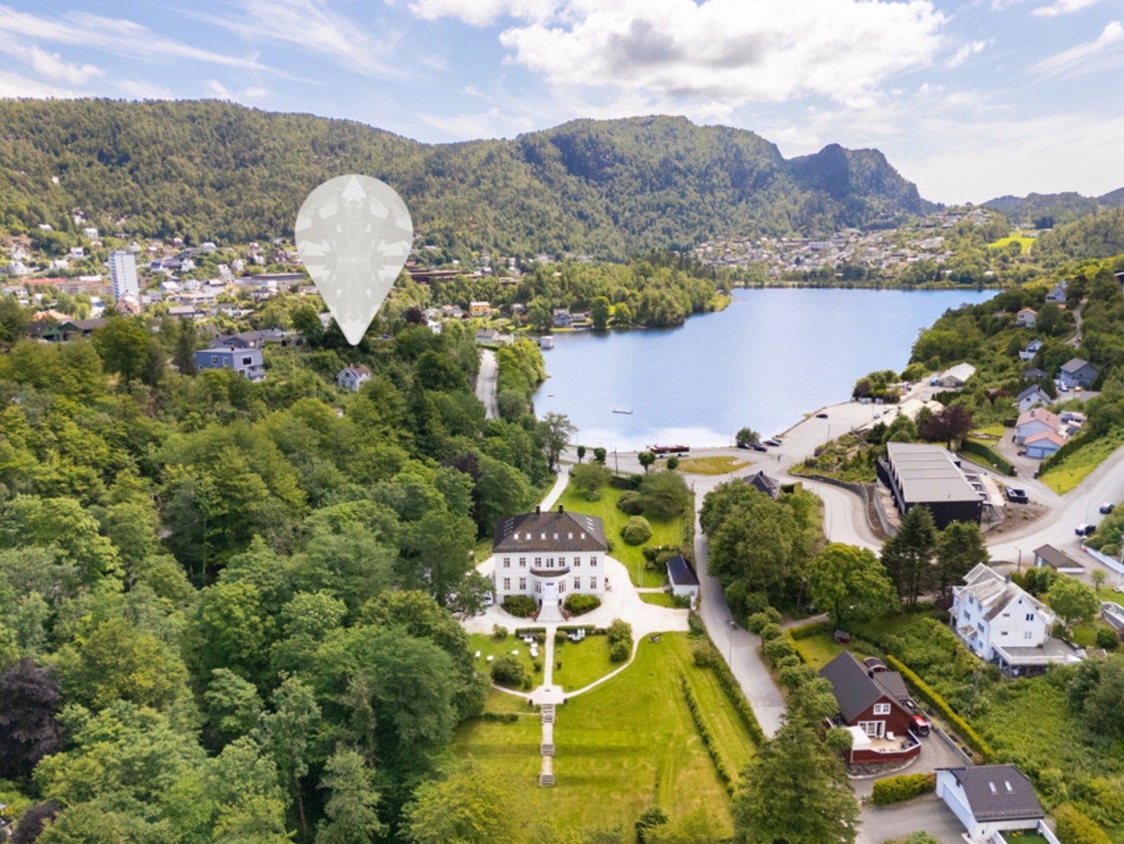 Eiendommen ligger sentralt til i et stille og fredelig område med landlige omgivelser i Gravdal. Det er nydelig utsikt mot Gravdalsvatnet og over nærområdet. Galleribilde