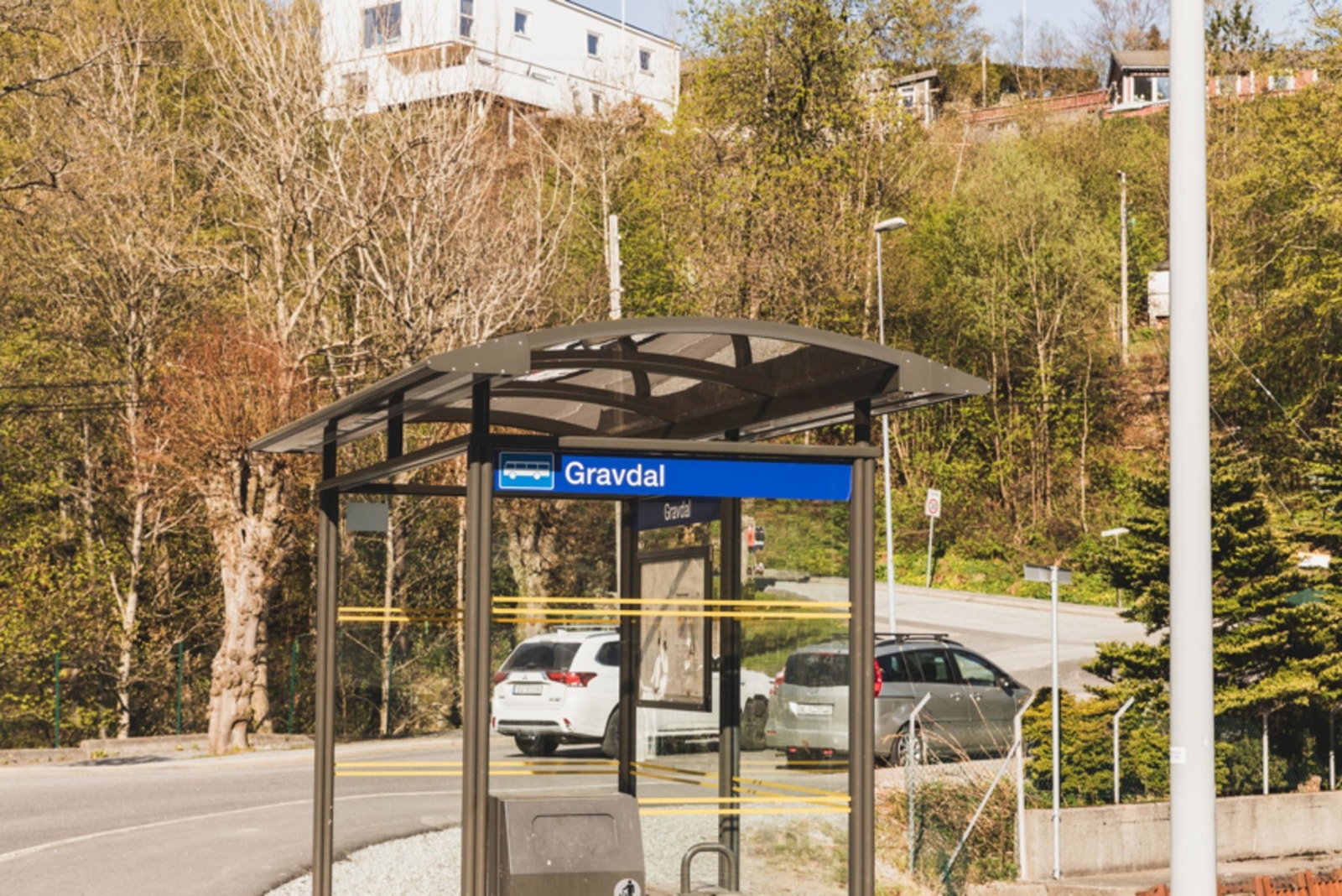 I Gravdal bor du en 10 minutters kjøretur unna Bergen sentrum. Nærmeste bussholdeplass er bare noen få minutter unna, ved Plantasjen. Galleribilde
