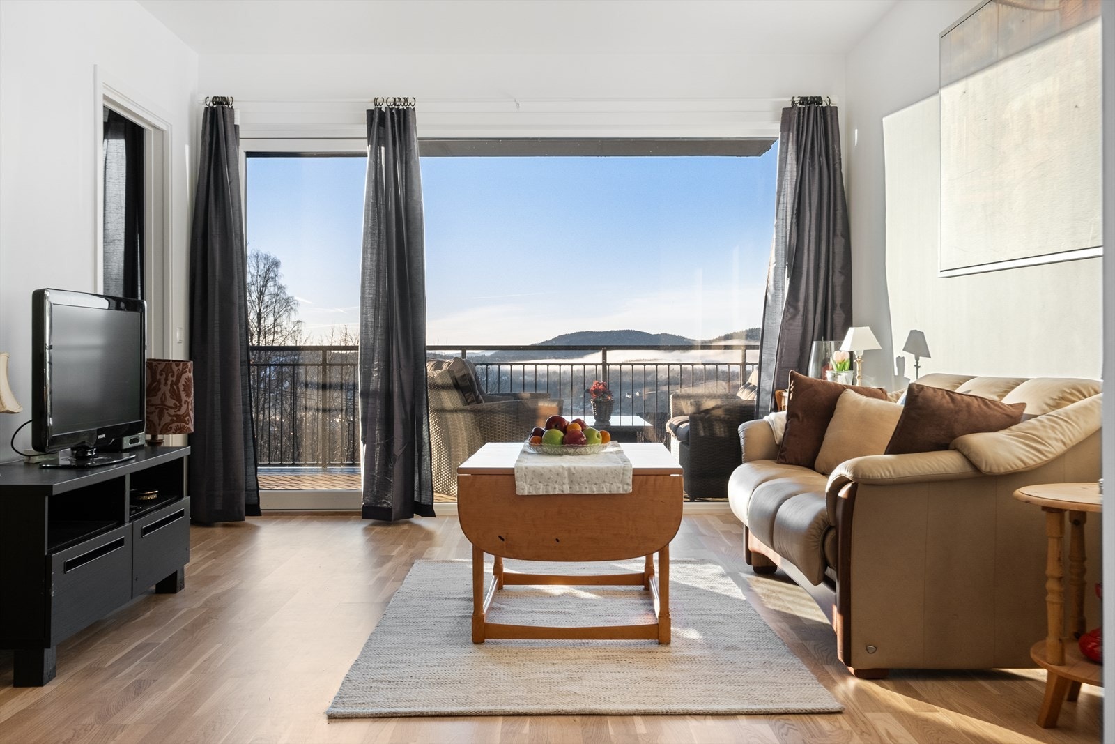 Fra stuen er det en langstrakt og solrik sørvendt utsikt Galleribilde