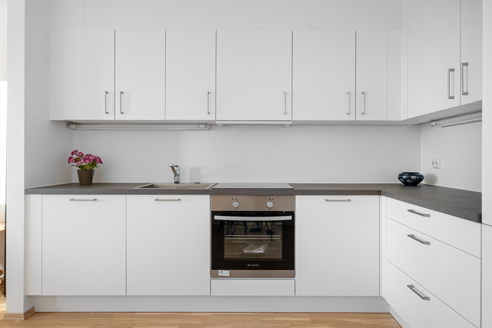 Moderne kjøkken med rikelig med skap- og oppbevaringsskap Galleribilde