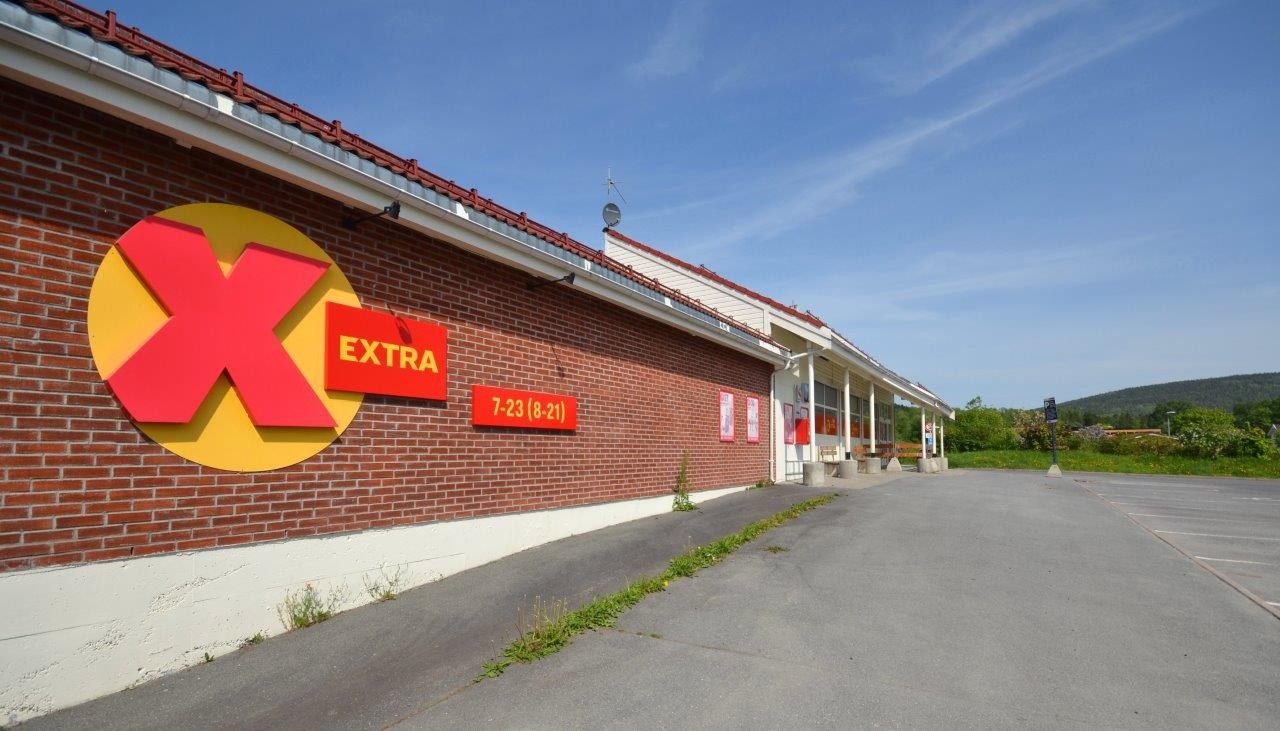 Extra matbutikk ligger ca. 3 minutter unna med bil, eller ca. 15 minutter gange Galleribilde