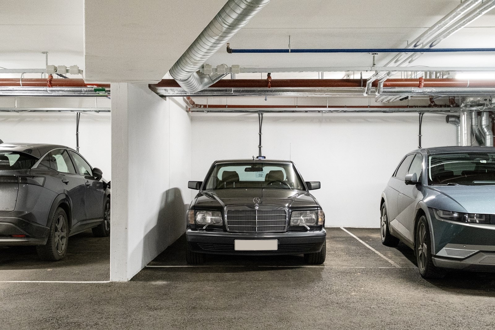 Romslig parkeringsplass i lukket garasjeanlegg medfølger leiligheten. Her er det også flere gjesteplasser Galleribilde