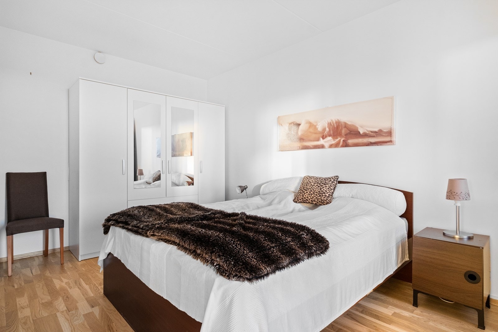 Romslig soverom med god plass til dobbeltseng, skap, kommoder osv. Galleribilde