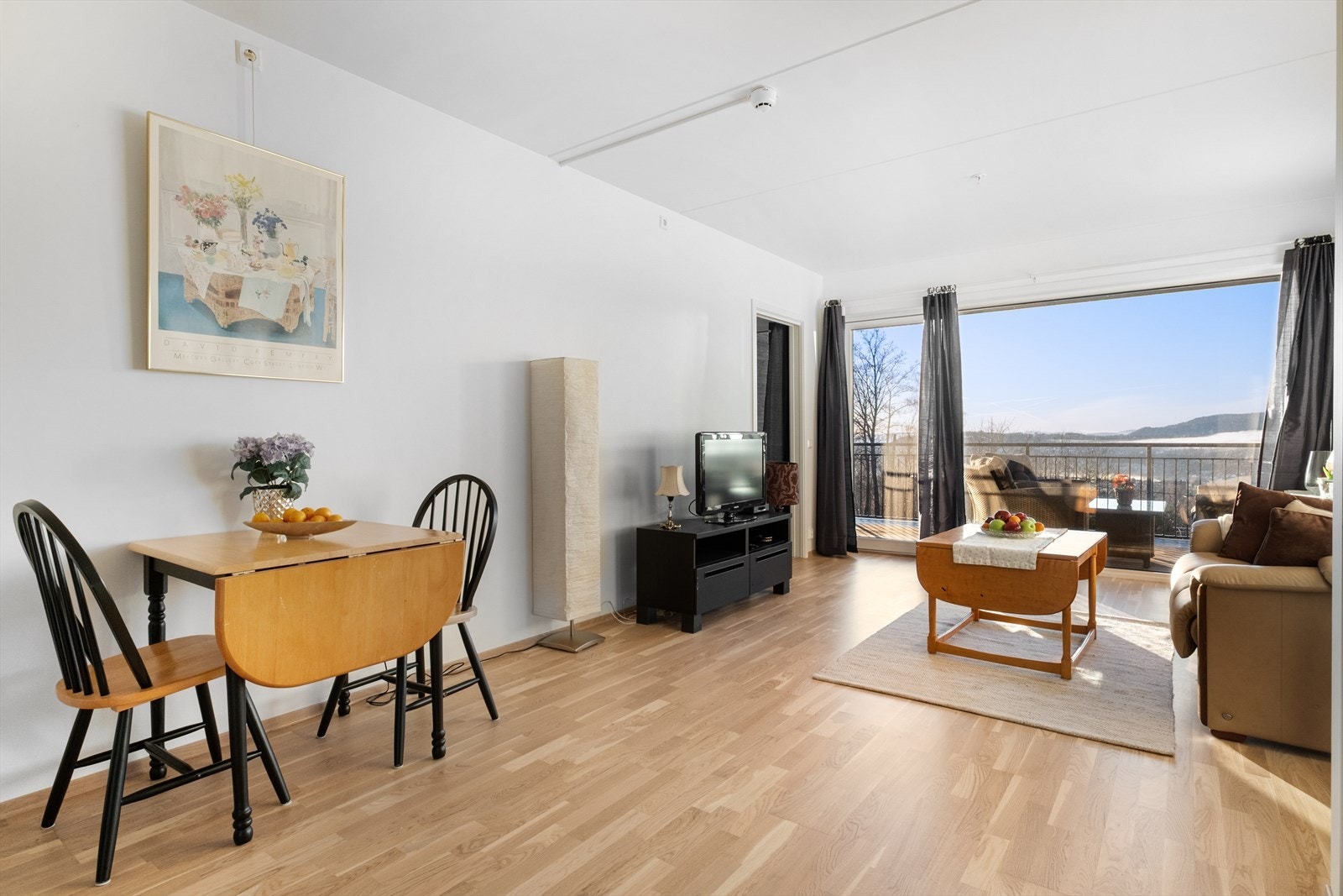 Romslig og lys stue/kjøkken, Her er det plass til alt møblement Galleribilde