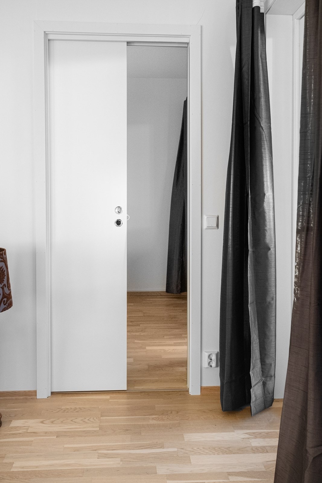 Skyvedør mellom stue og soverom Galleribilde