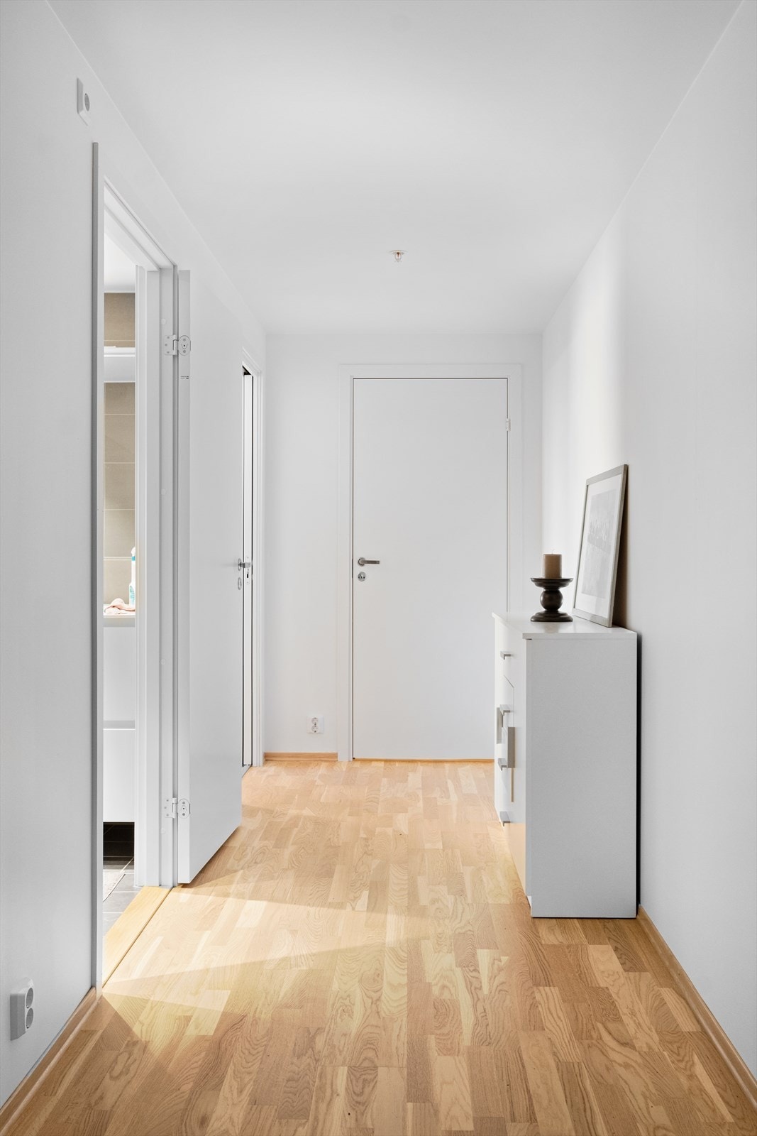 Fra inngangspartiet er det adkomst til de fleste rom i leiligheten. Rett frem finner man dør inn til bodrom. Døra lengst unna til venstre fører inn til stue/kjøkken Galleribilde