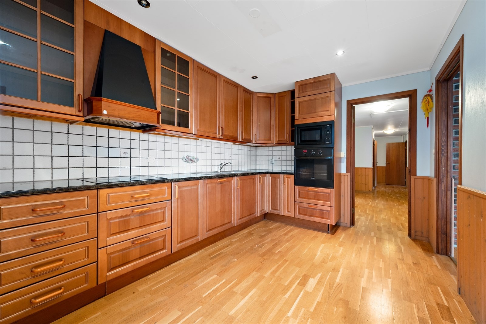 Kjøkken har benkeplate fra Landøy-stein Galleribilde