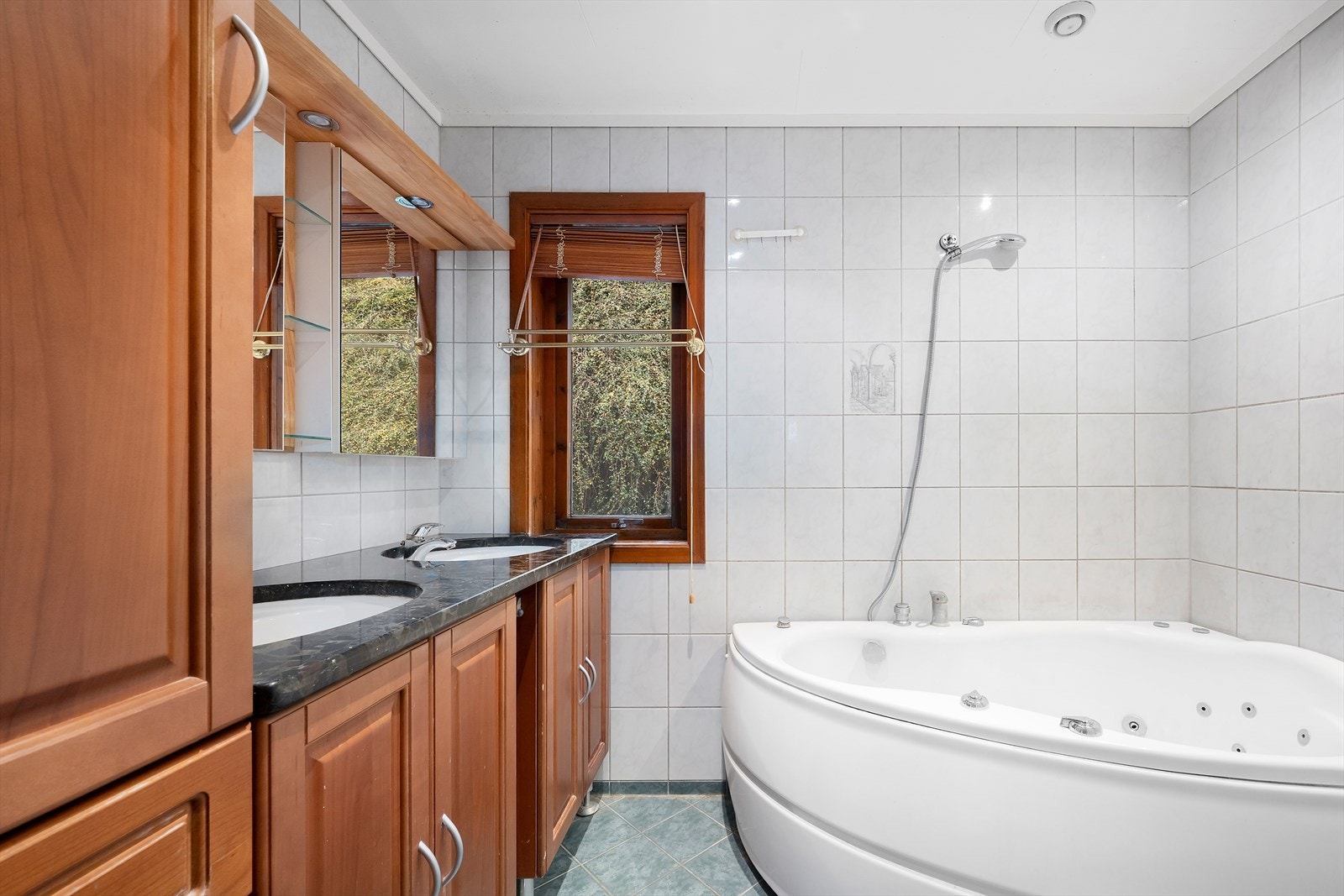 Badet i hovedetasjen er fra 2002 og er innredet med toalett, boblebadekar og innredning med dobbelservant. Baderomsinnredningen har også benkeplate fra Landøy-stein. Galleribilde