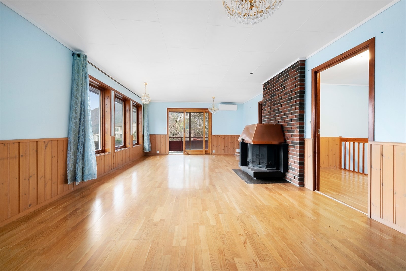 Hovedetasjen består av gang, stue, vindfang, bad, kjøkken og 3 soverom Galleribilde