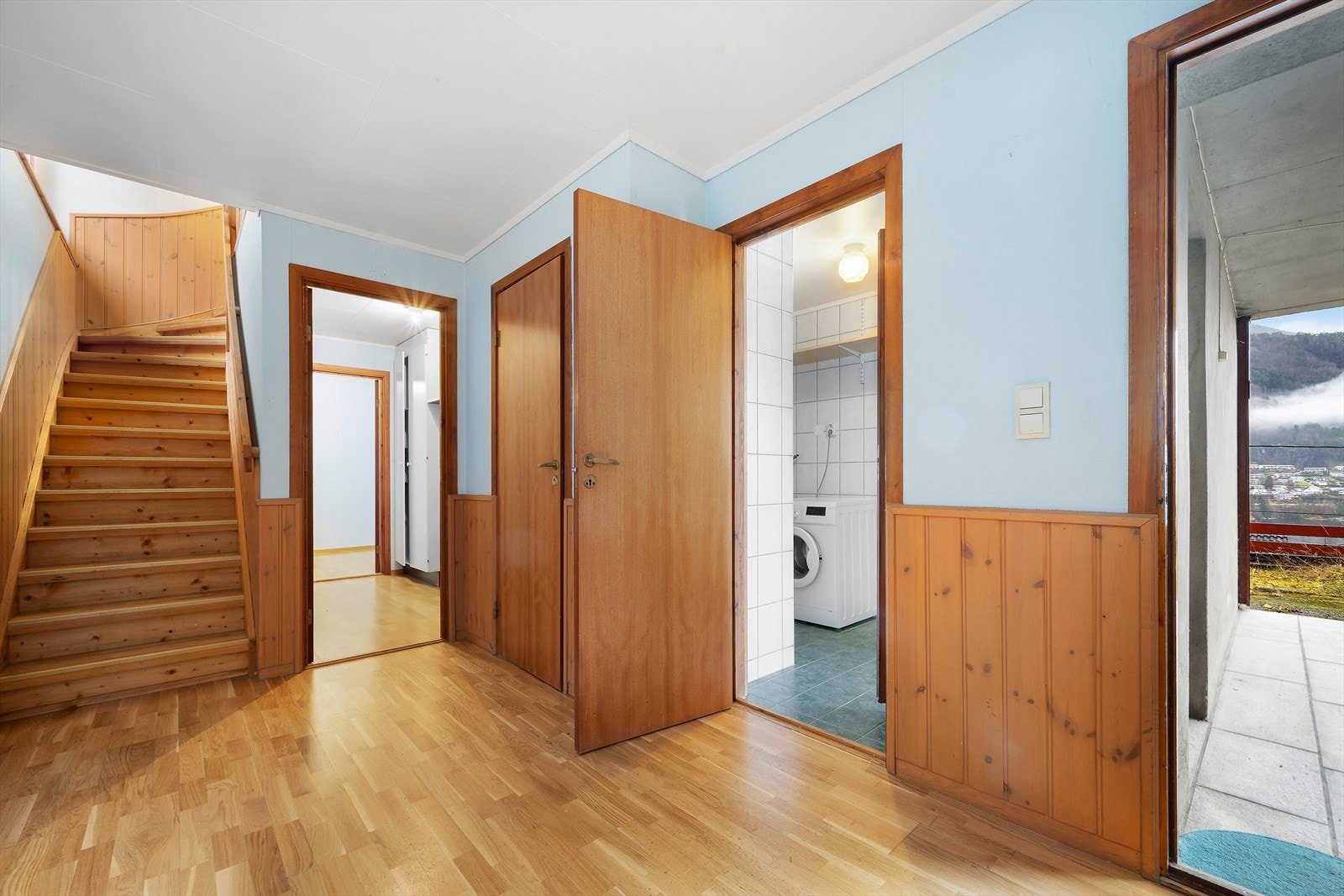 Hoveddelen sitt inngangsparti er i sokkeletasjen og består av entre med trapp, vaskerom, toalett og diverse boder. Galleribilde