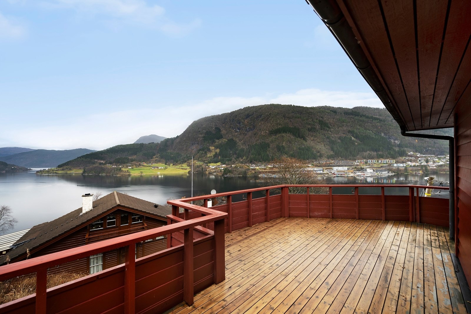 Verandaen på vestsiden av huset har flott fjordutsikt! Galleribilde