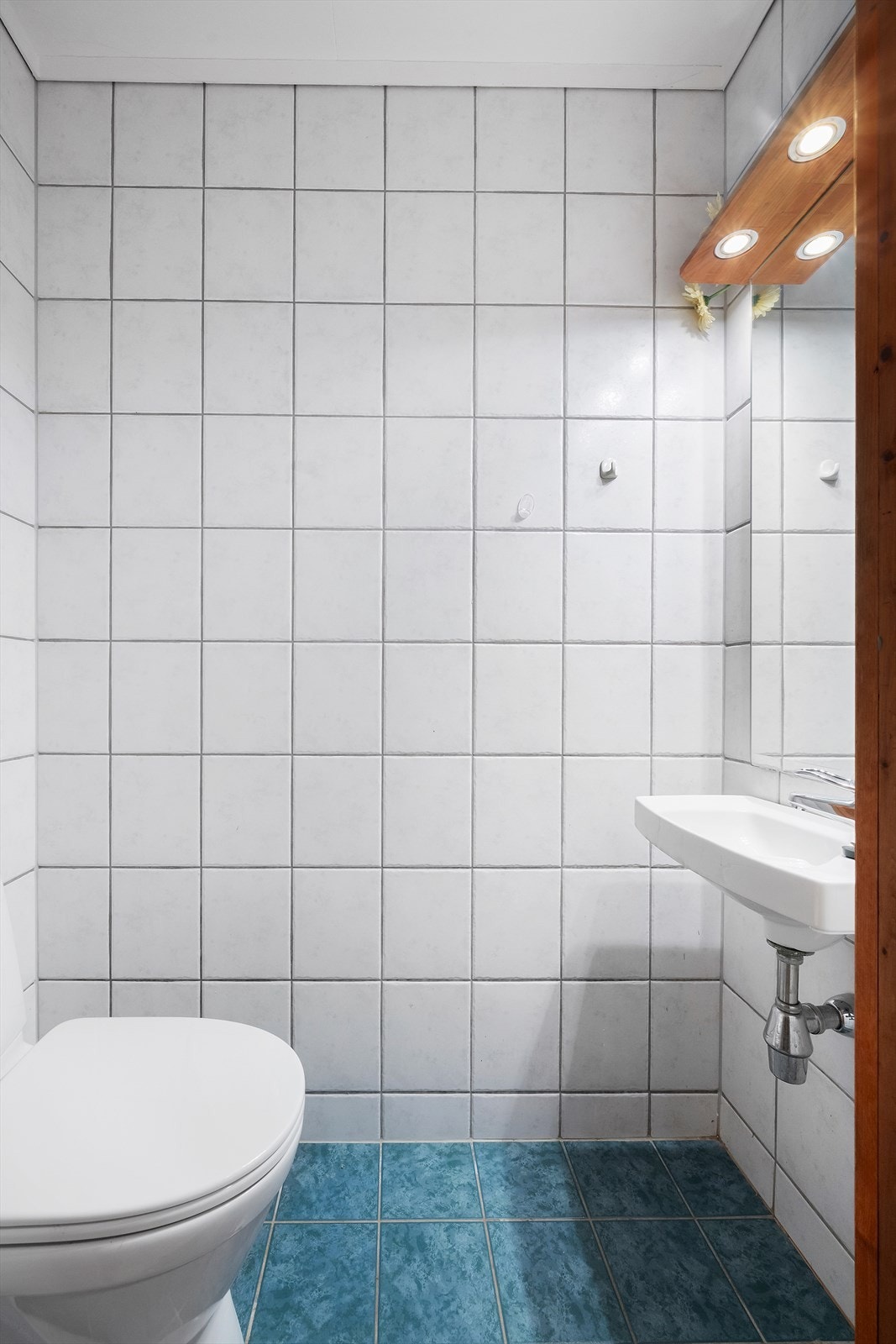 Toalettrommet har fliser på gulv og vegger. Galleribilde