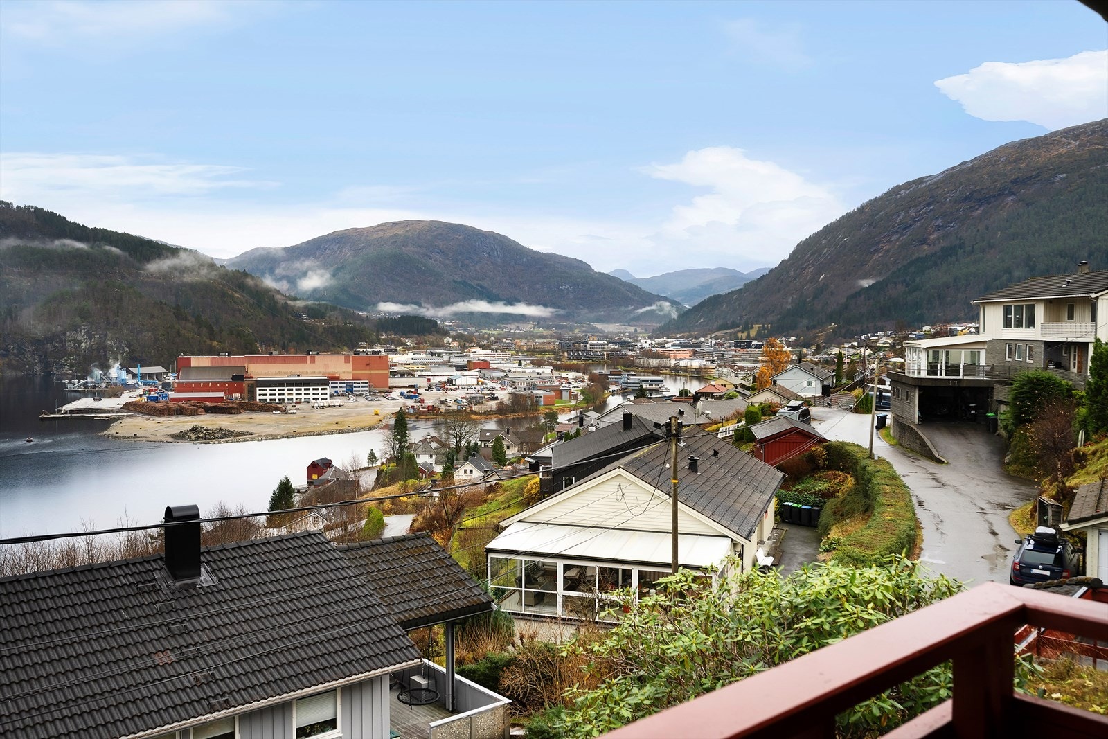 Fra stuen er det utgang til veranda med utsikt innover mot sentrum. Galleribilde
