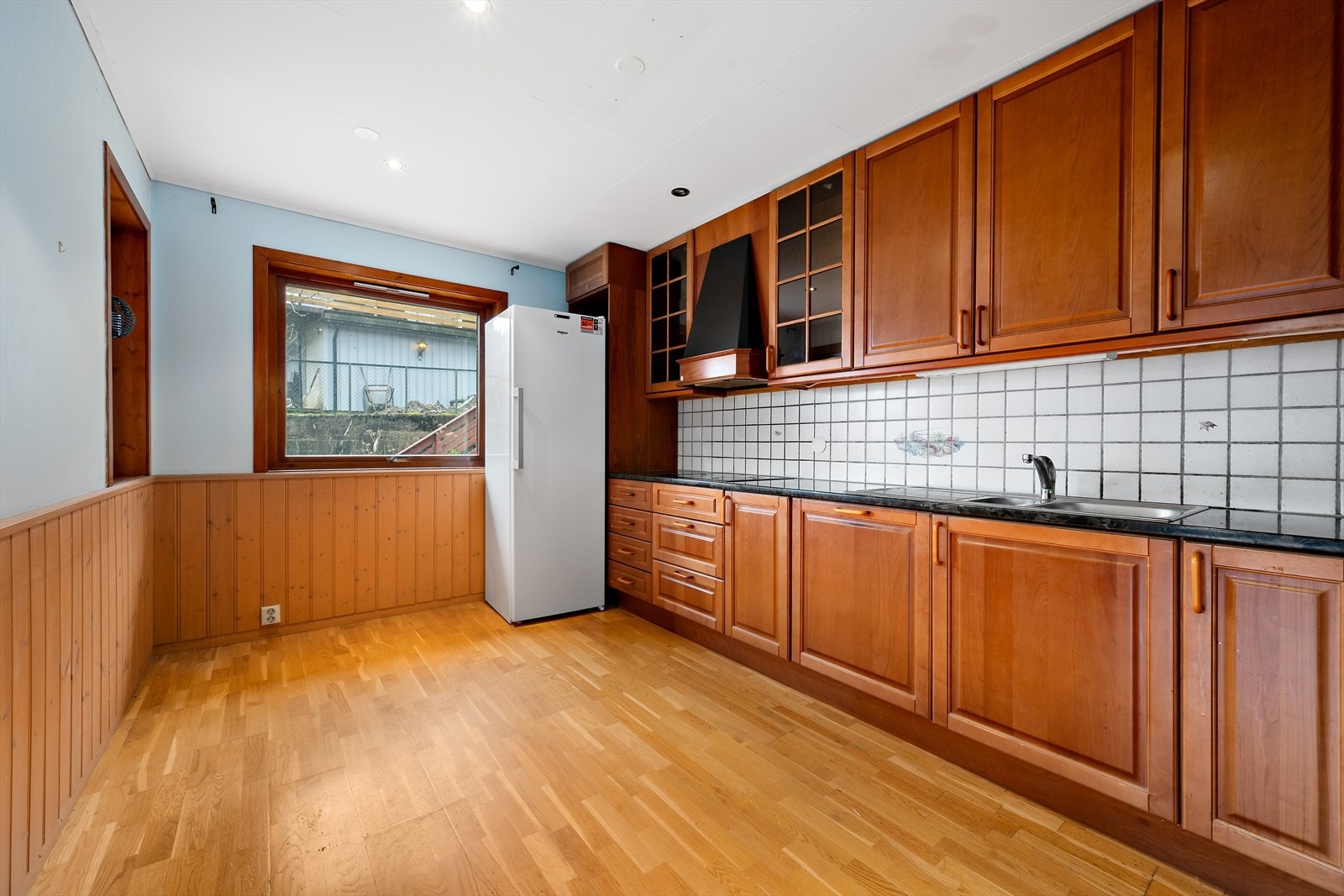 Kjøkkenet har innredning fra Marbodal fra 2002 med benkeplate av stein. Hvitevarer følger med. Galleribilde